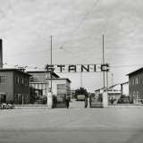 Per quarant�anni la Stanic (qui il vecchio ingresso da via Bruno Buozzi) produsse benzina, paraffine e oli lubrificanti creati dal petrolio proveniente dalla vicina Albania e dagli anni 50 diede addirittura il nome al quartiere sorto proprio per dare una casa alle migliaia di dipendenti impiegati 